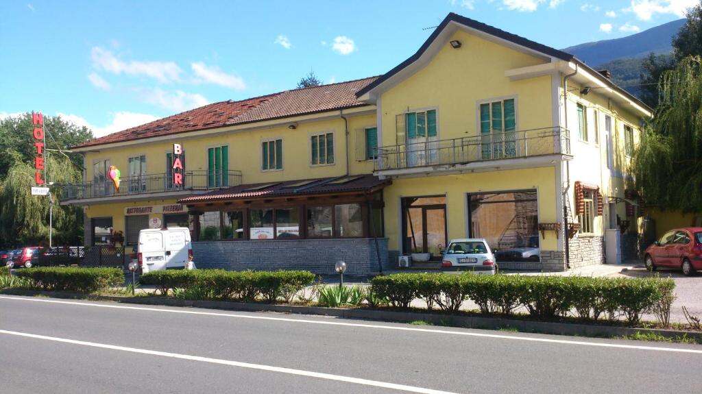 Hotel Paradise visto dalla strada principale a Bruzolo